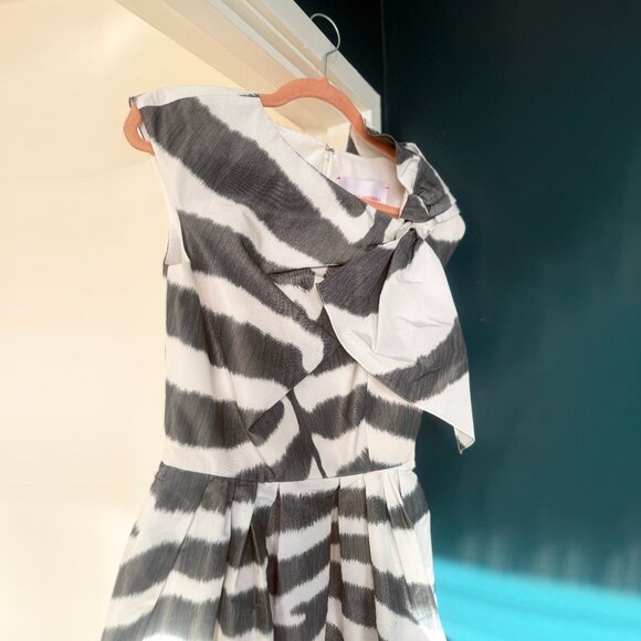 $3290 New Carolina Herrera Ice Grey and White Zebra Silk Bow Runway Dress - Picture 4 of 7